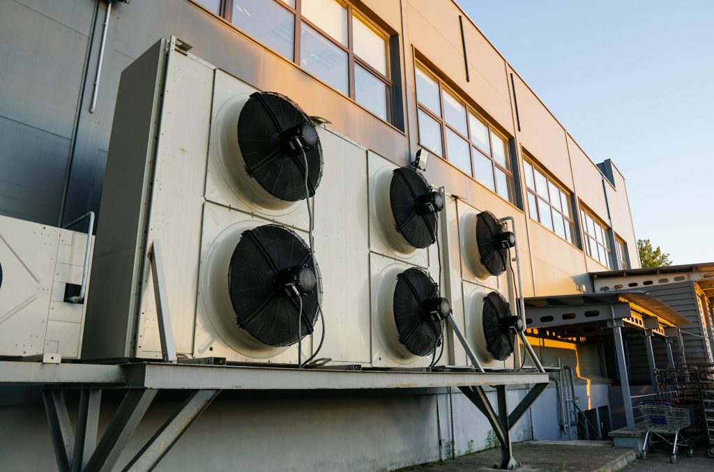 Industrial refrigeration unit, air conditioning equipment with fans